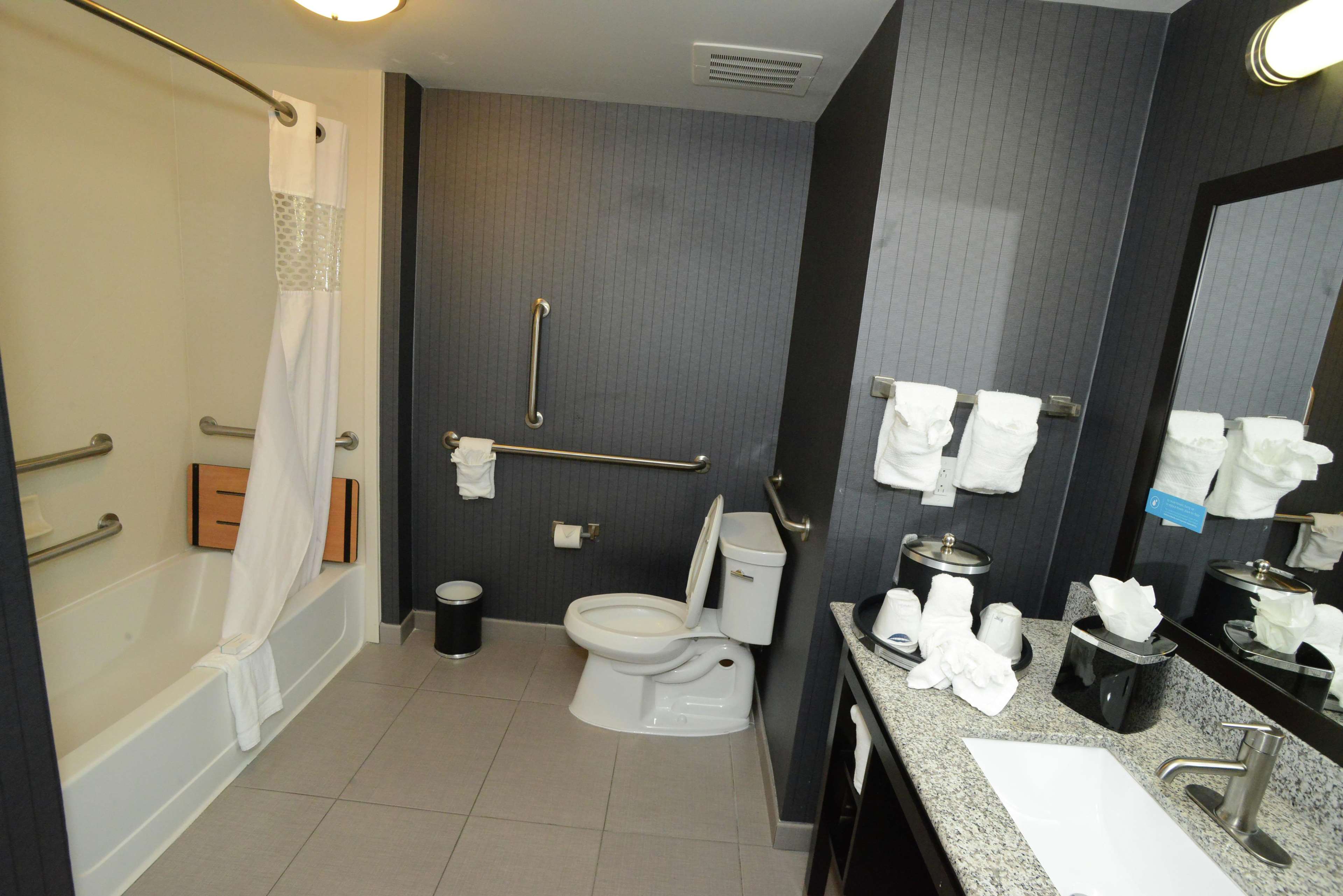 Hampton Inn & Suites Albany At Albany Mall Photo