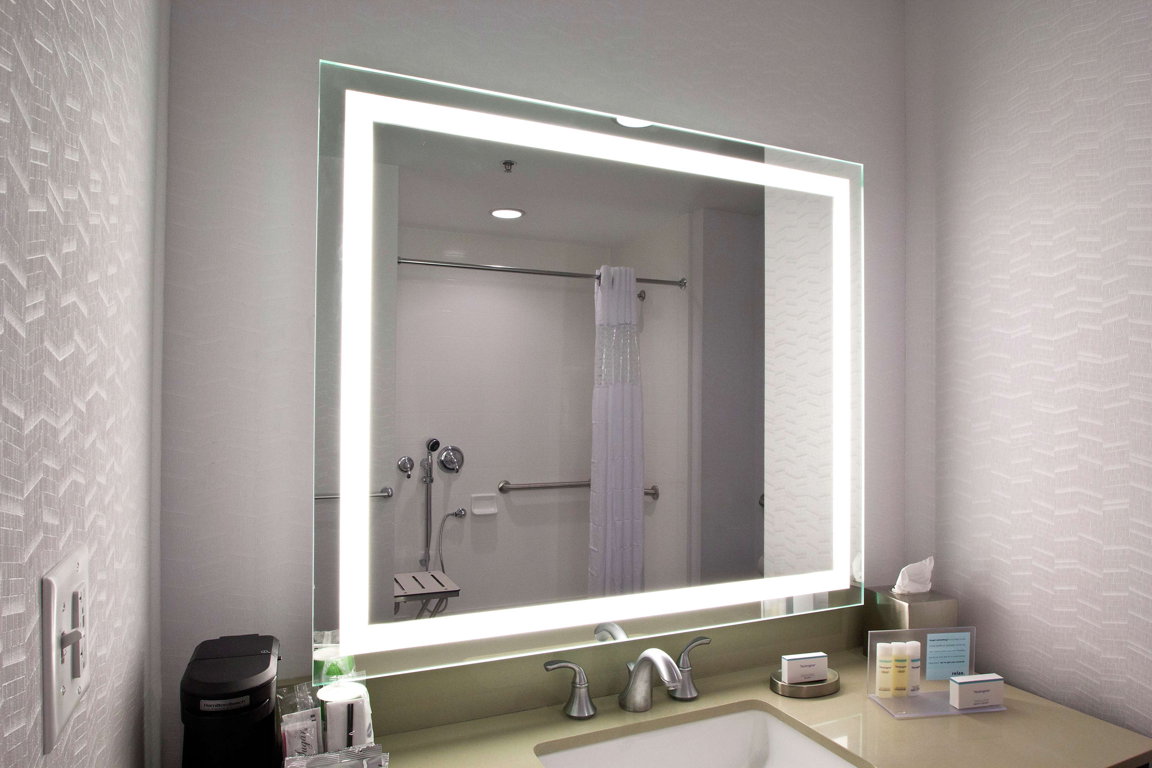 Guest room bath