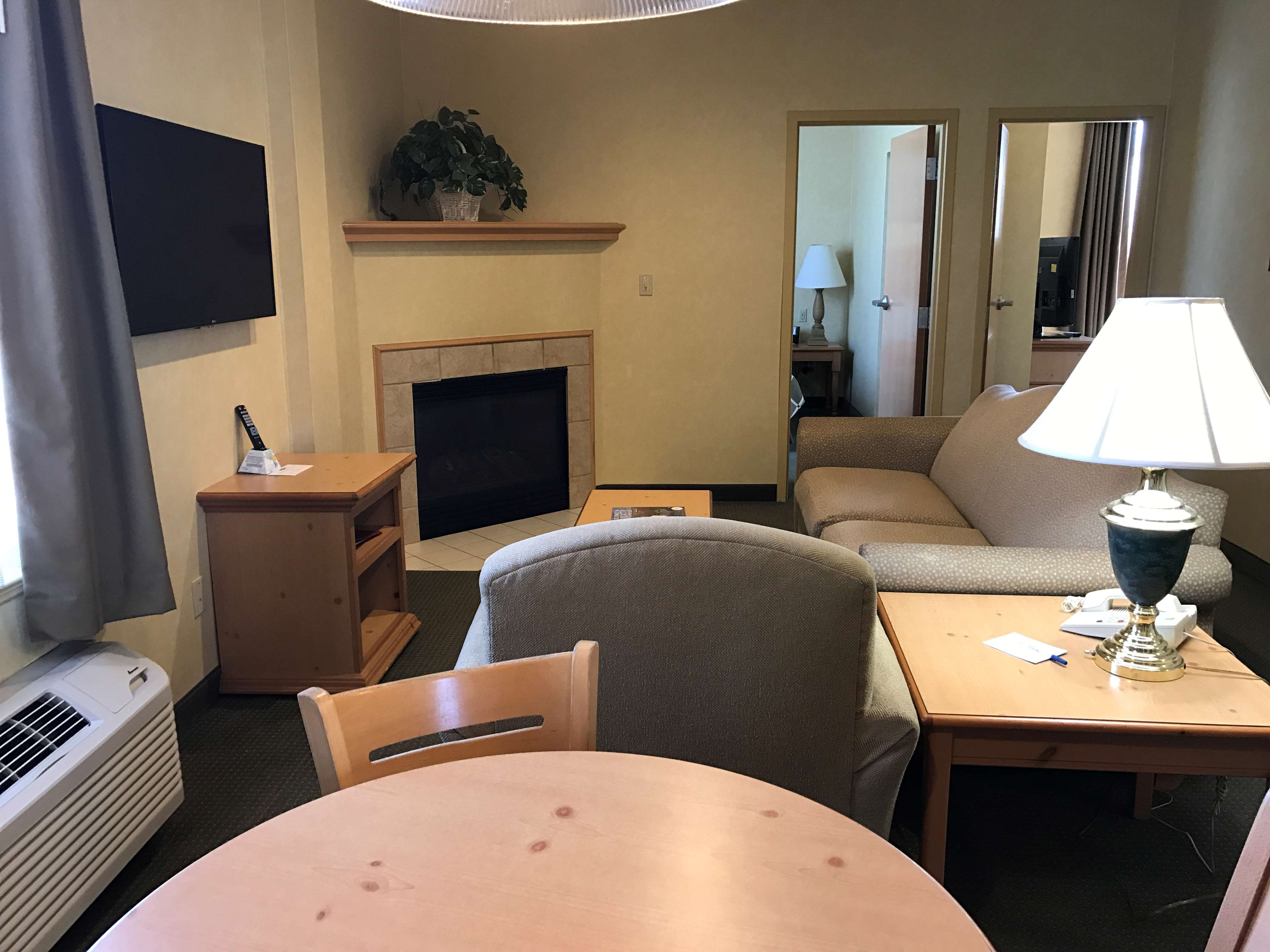 Best Western Plus Revere Inn & Suites Photo