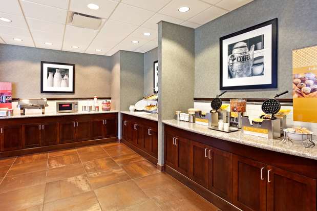 Images Hampton Inn & Suites Omaha-Downtown