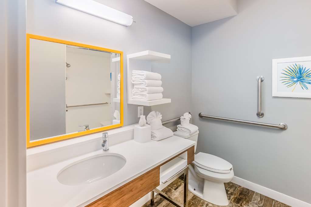 Hampton Inn Pensacola Beach Image