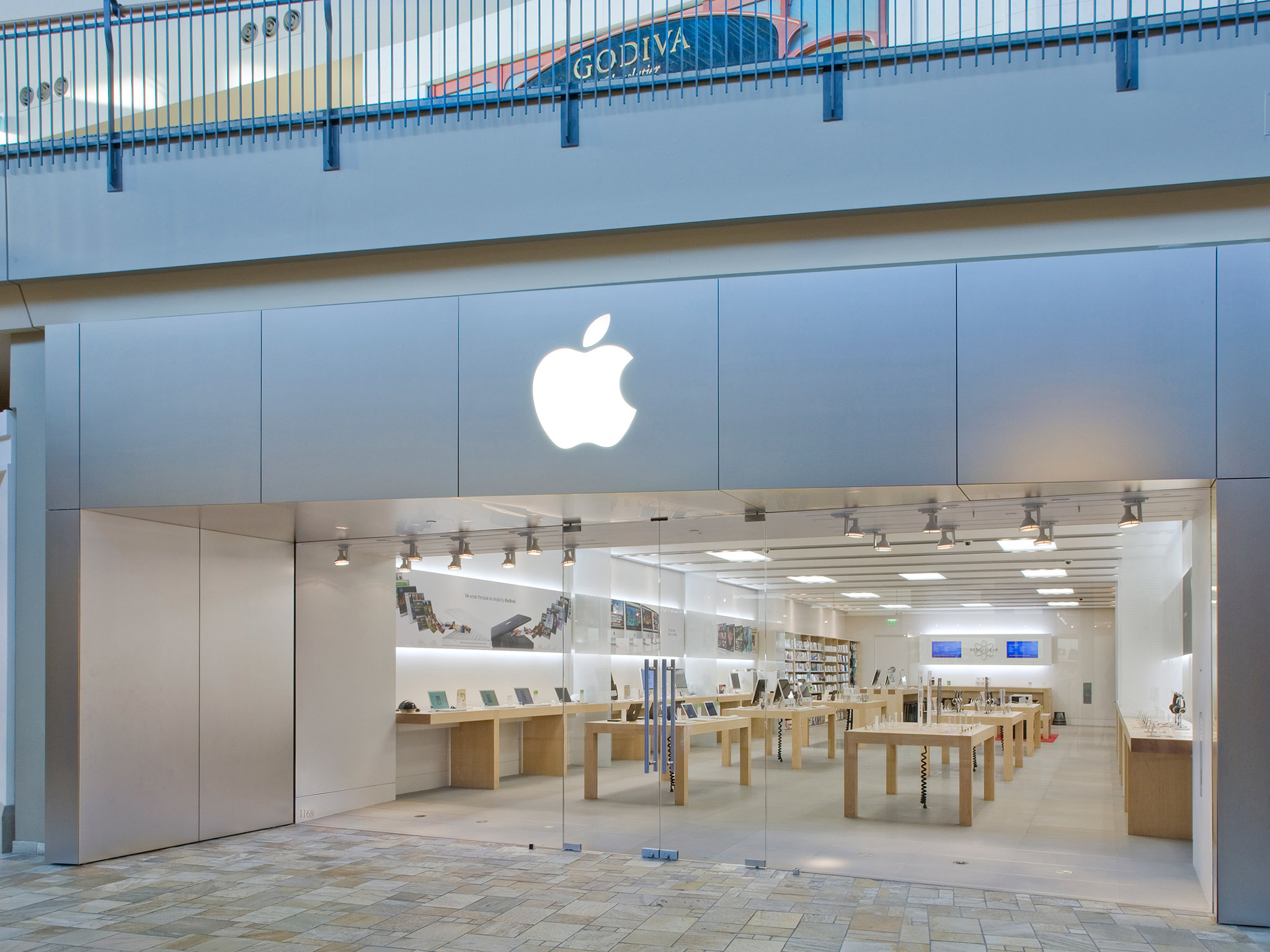 Apple FlatIron Crossing Photo