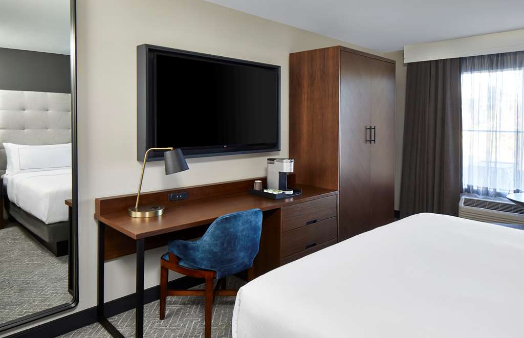 Cumberland House Knoxville, Tapestry Collection by Hilton Image
