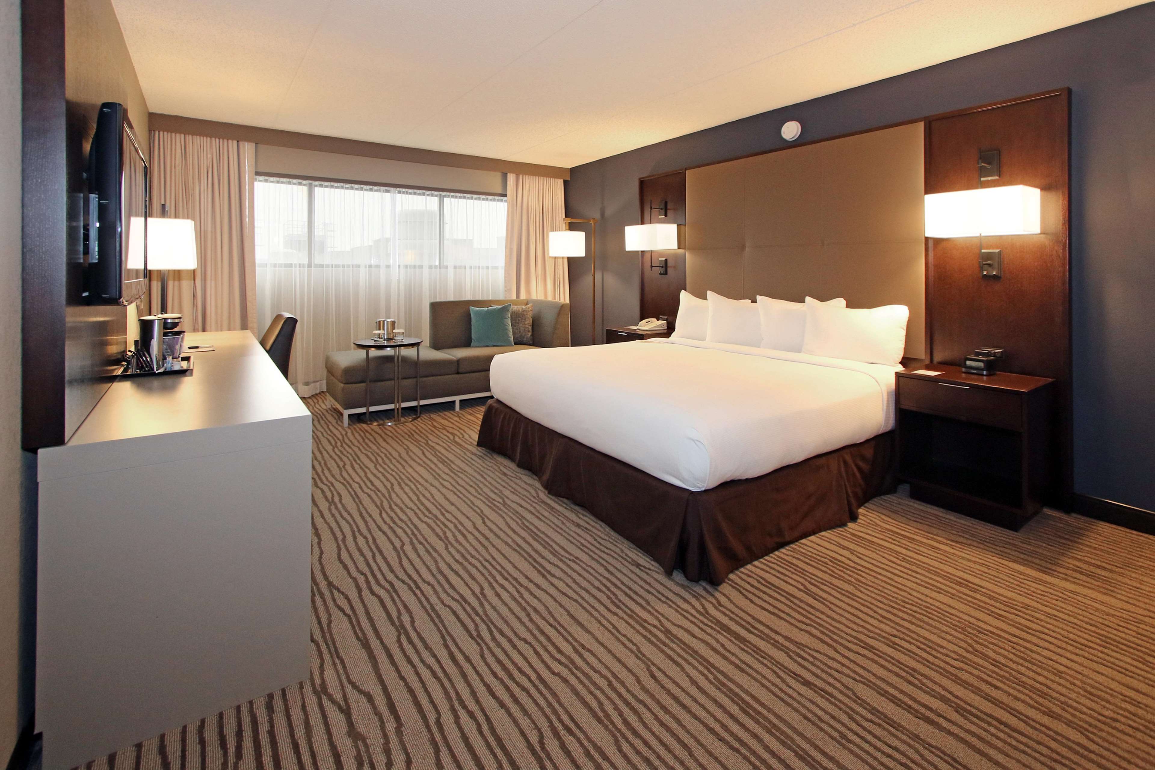 DoubleTree by Hilton Hotel Newark Airport Photo