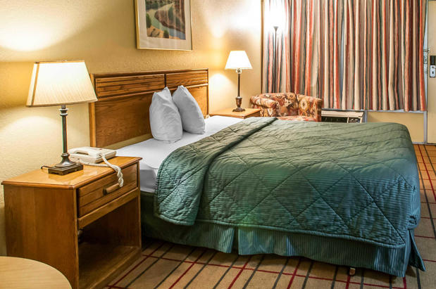 Images Rodeway Inn East