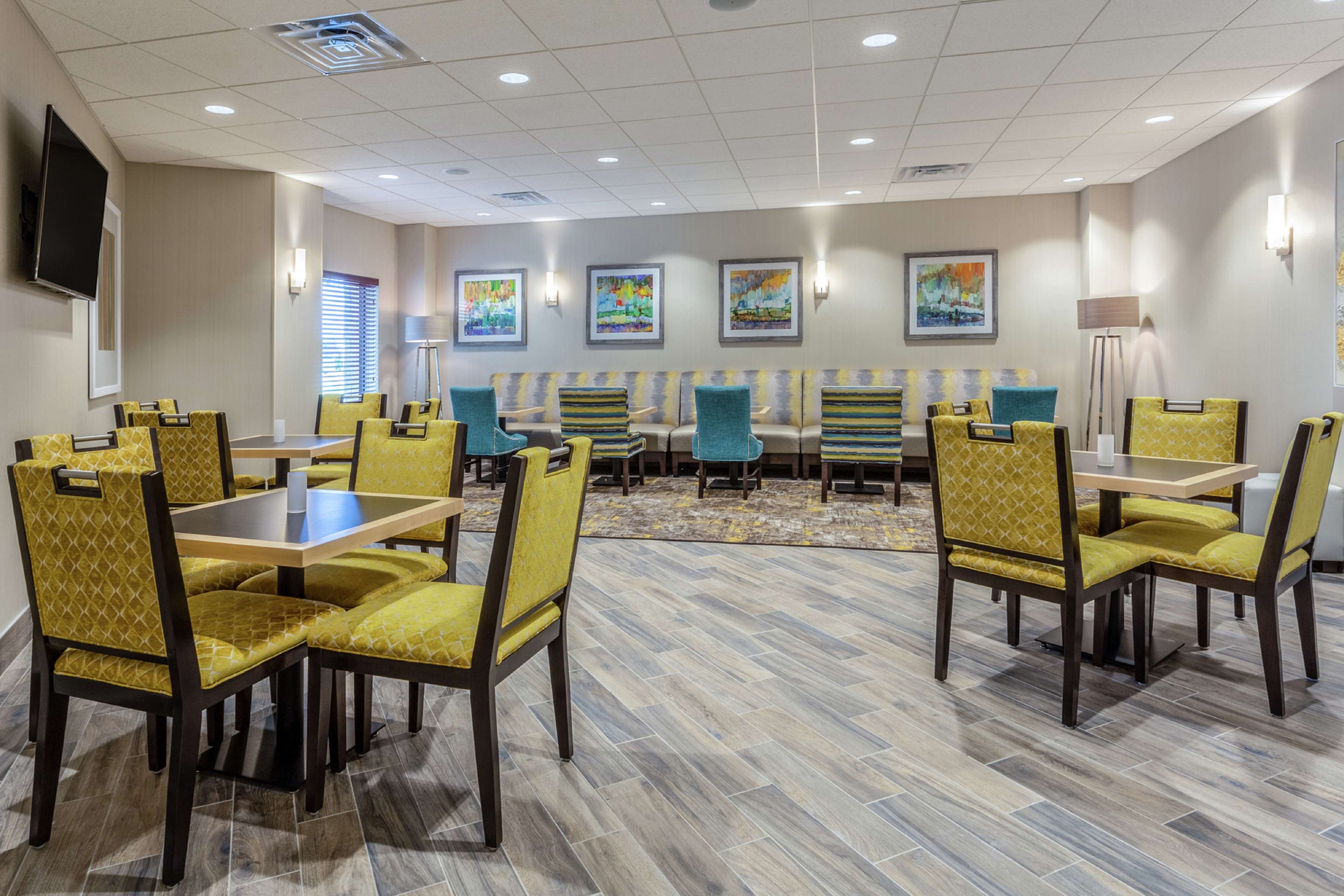 Hampton Inn & Suites Burlington Photo