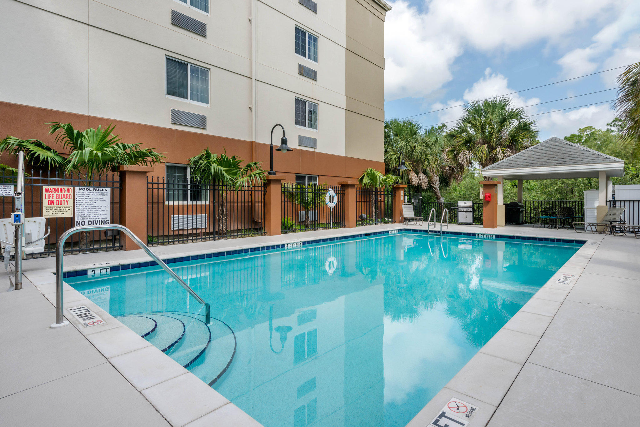 Candlewood Suites Fort Myers-Sanibel Gateway Photo