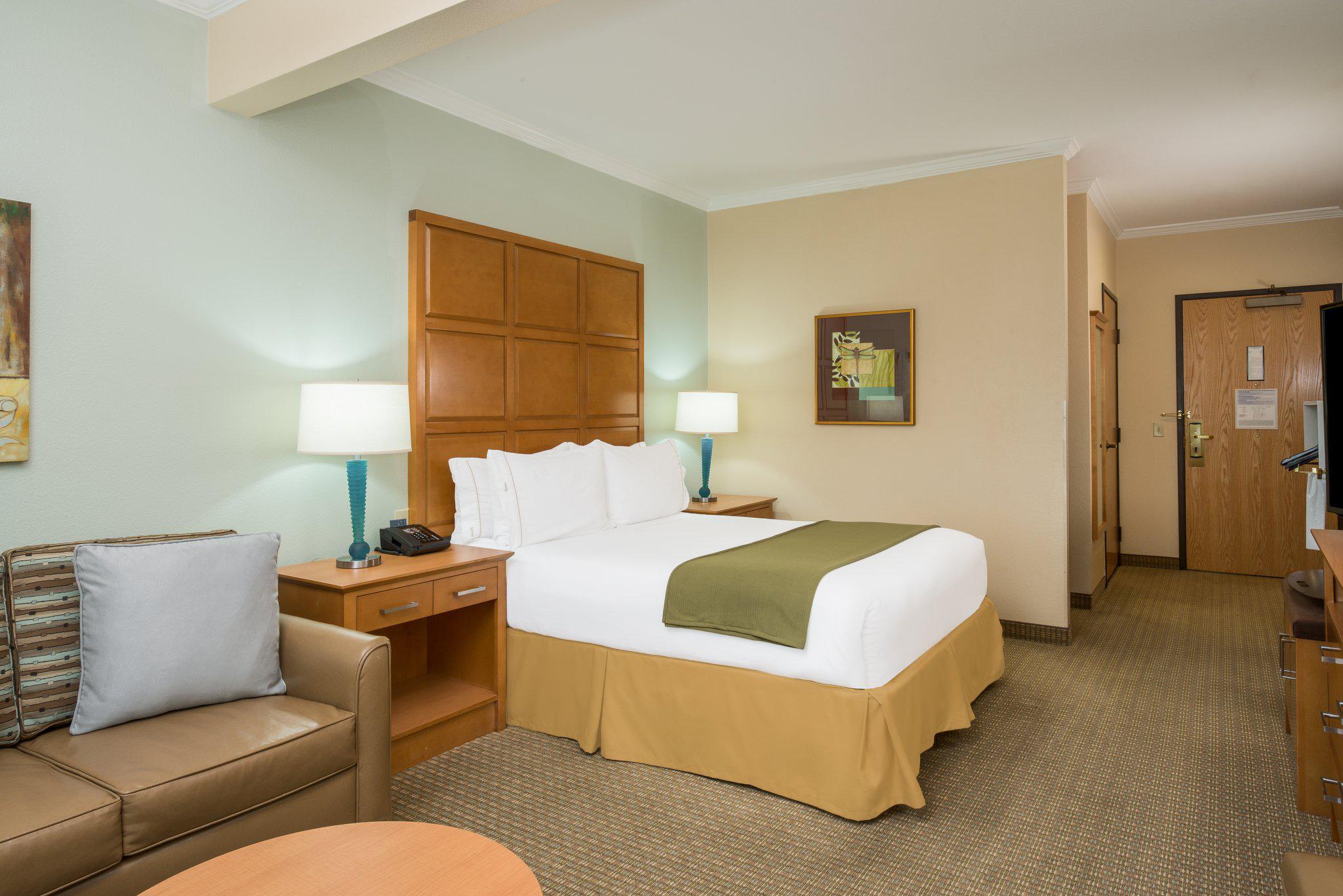 Holiday Inn Express & Suites Santa Clara - Silicon Valley Photo