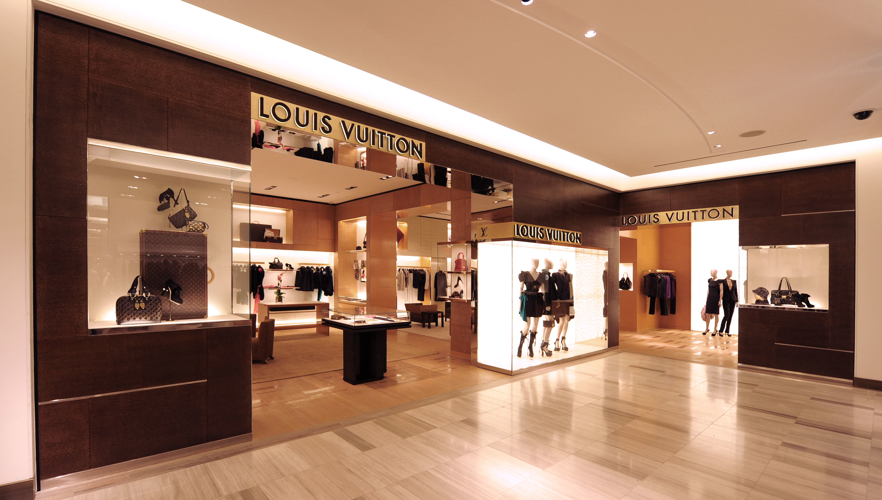 Louis Vuitton New York Saks Fifth Ave Lifestyle Photo