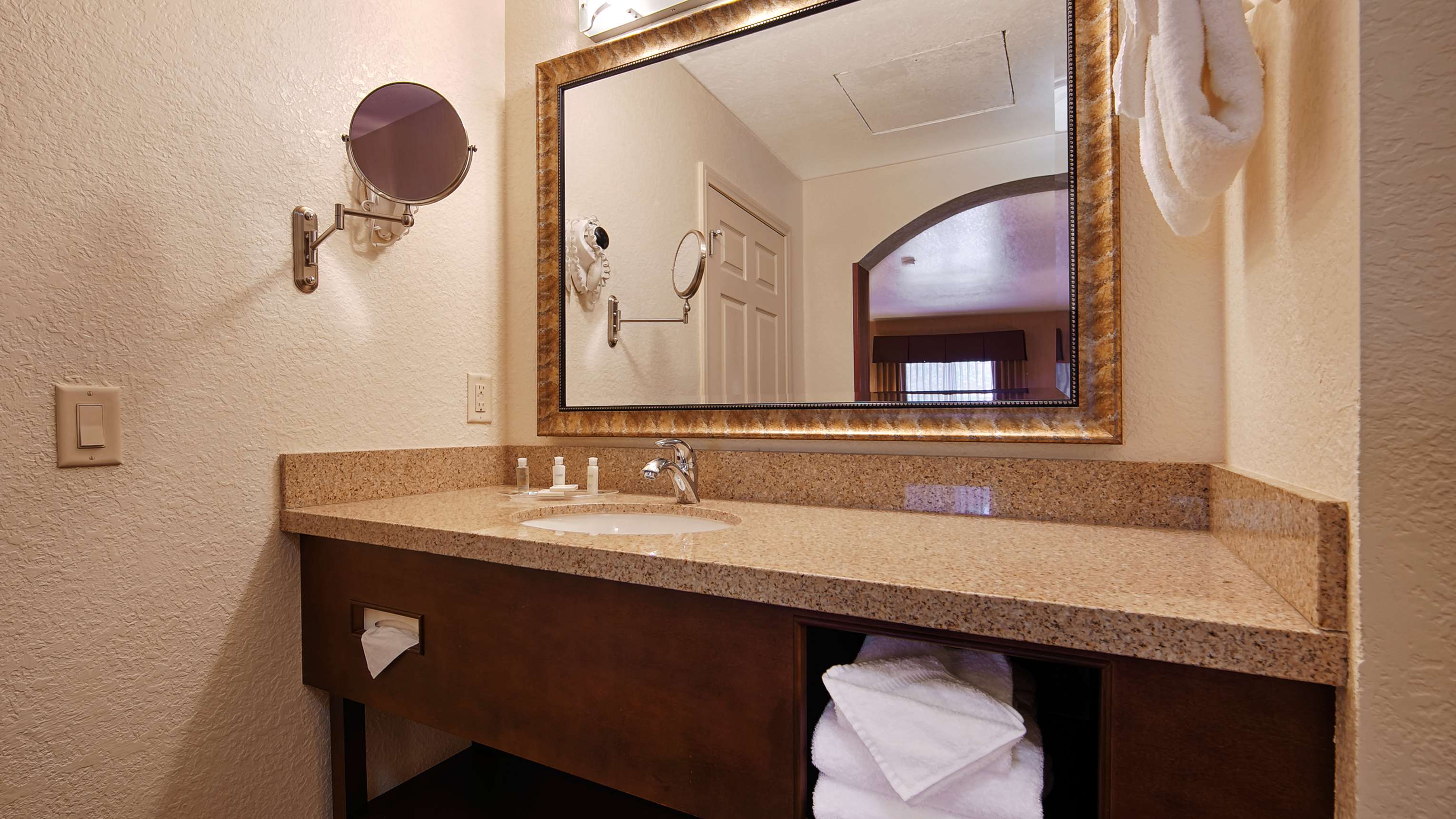 Best Western San Dimas Hotel & Suites Photo