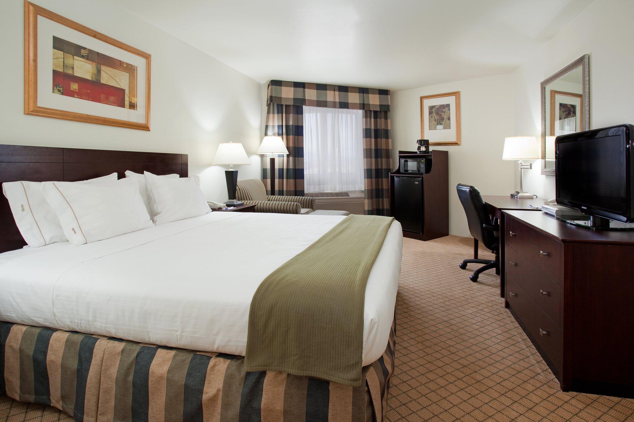 Holiday Inn Express & Suites Colorado Springs Airport Photo