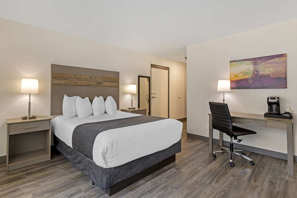 Best Western Plus Waterloo & Cedar Falls Image