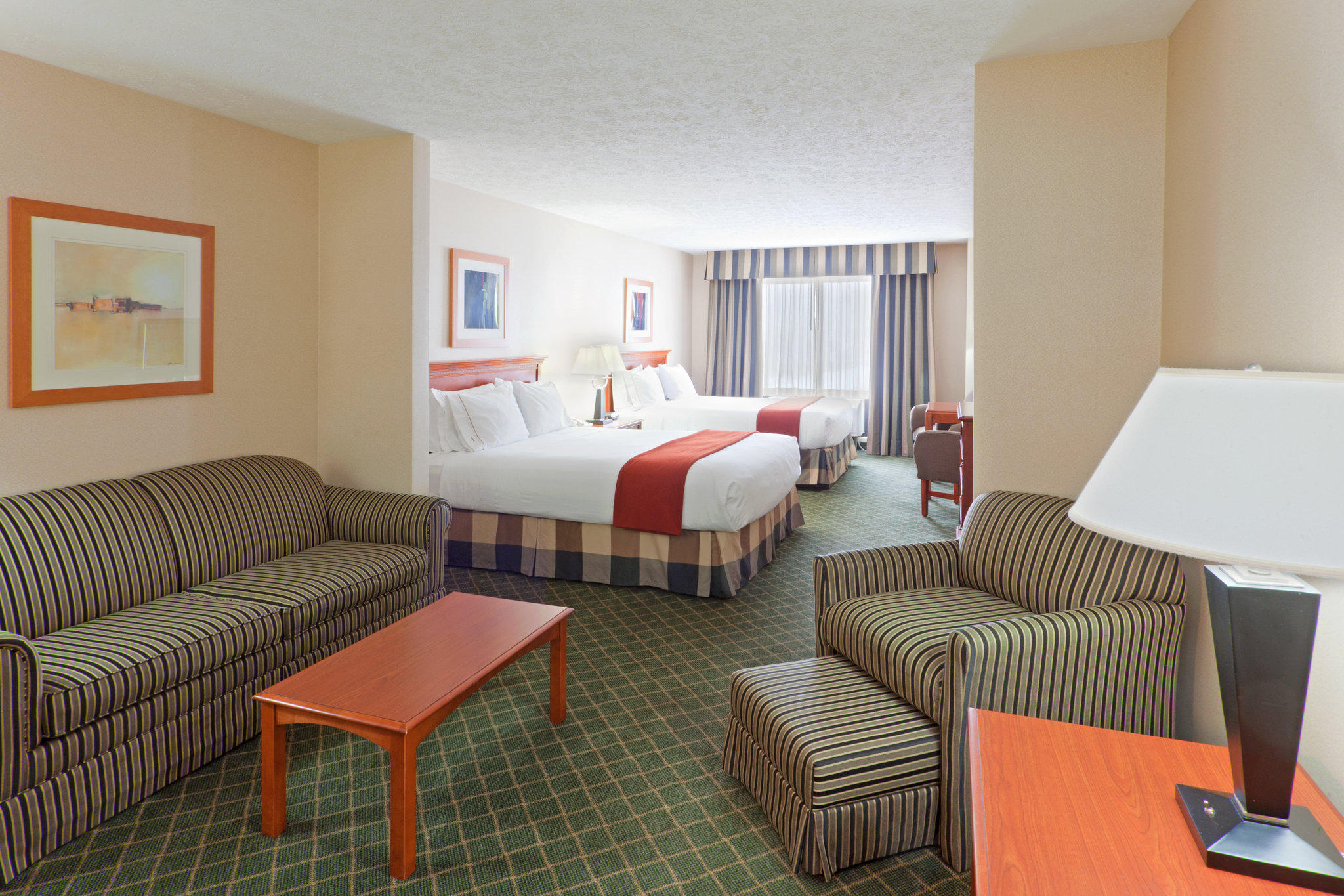 Holiday Inn Express & Suites Kent State University Photo