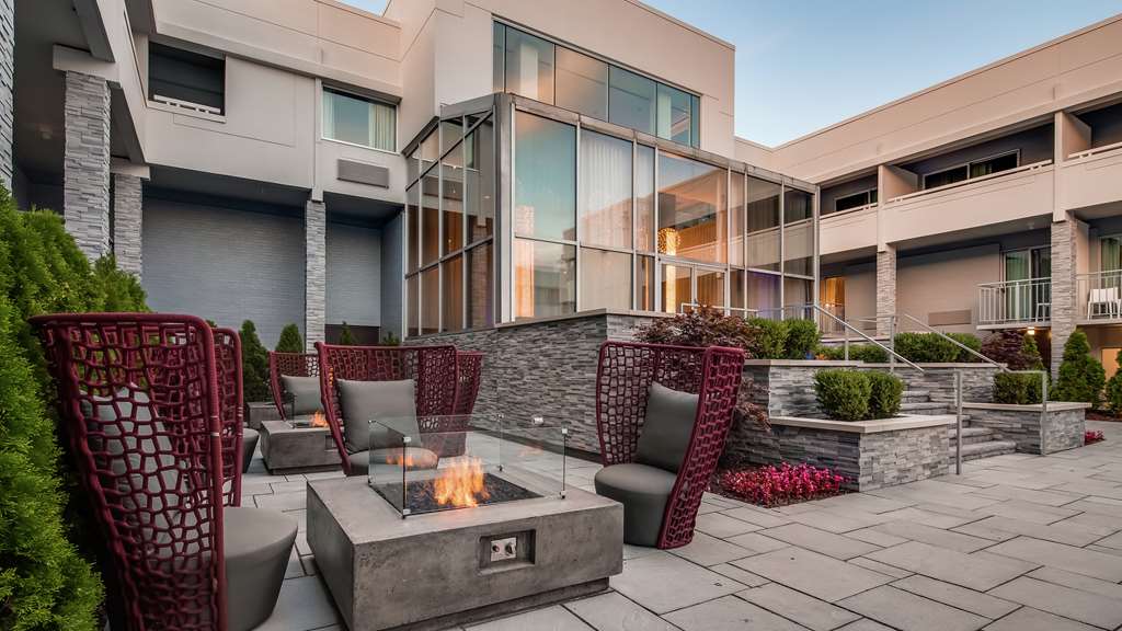 The Kingsley Bloomfield Hills a Doubletree by Hilton, 39475 Woodward