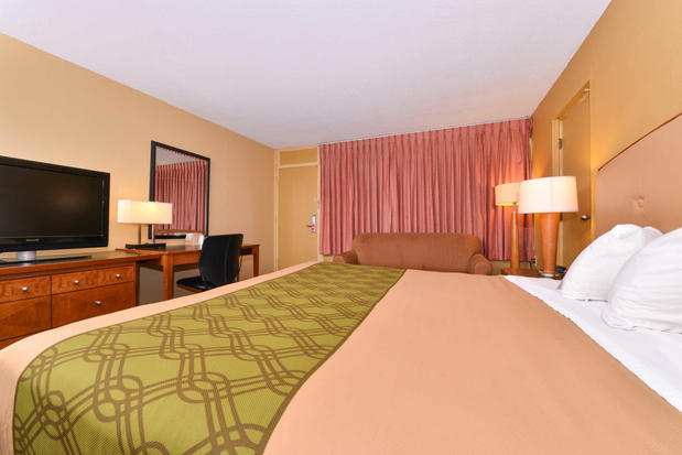 Images Econo Lodge Inn & Suites