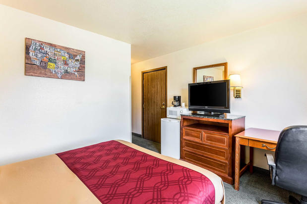 Images Econo Lodge Inn & Suites