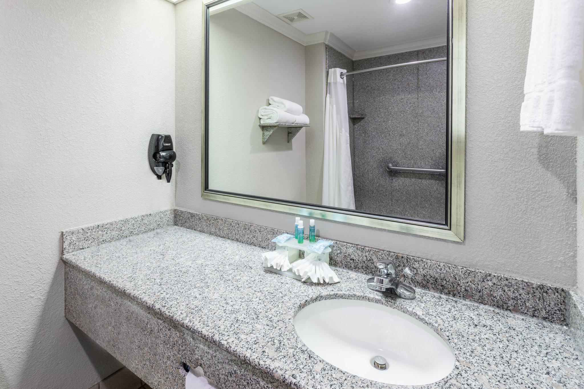 Holiday Inn Express & Suites Lake Charles Photo