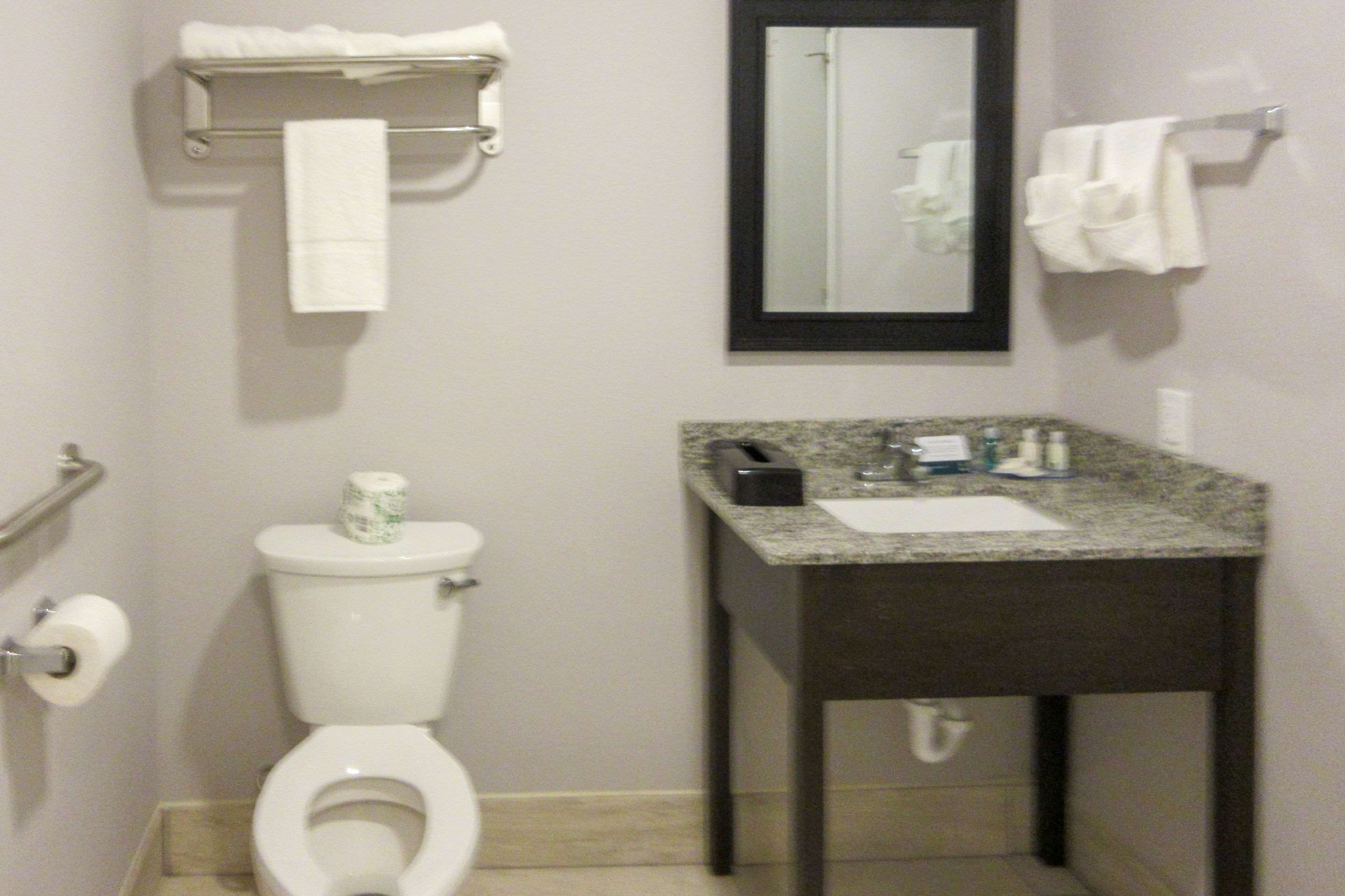 Quality Inn & Suites Evansville Downtown Photo