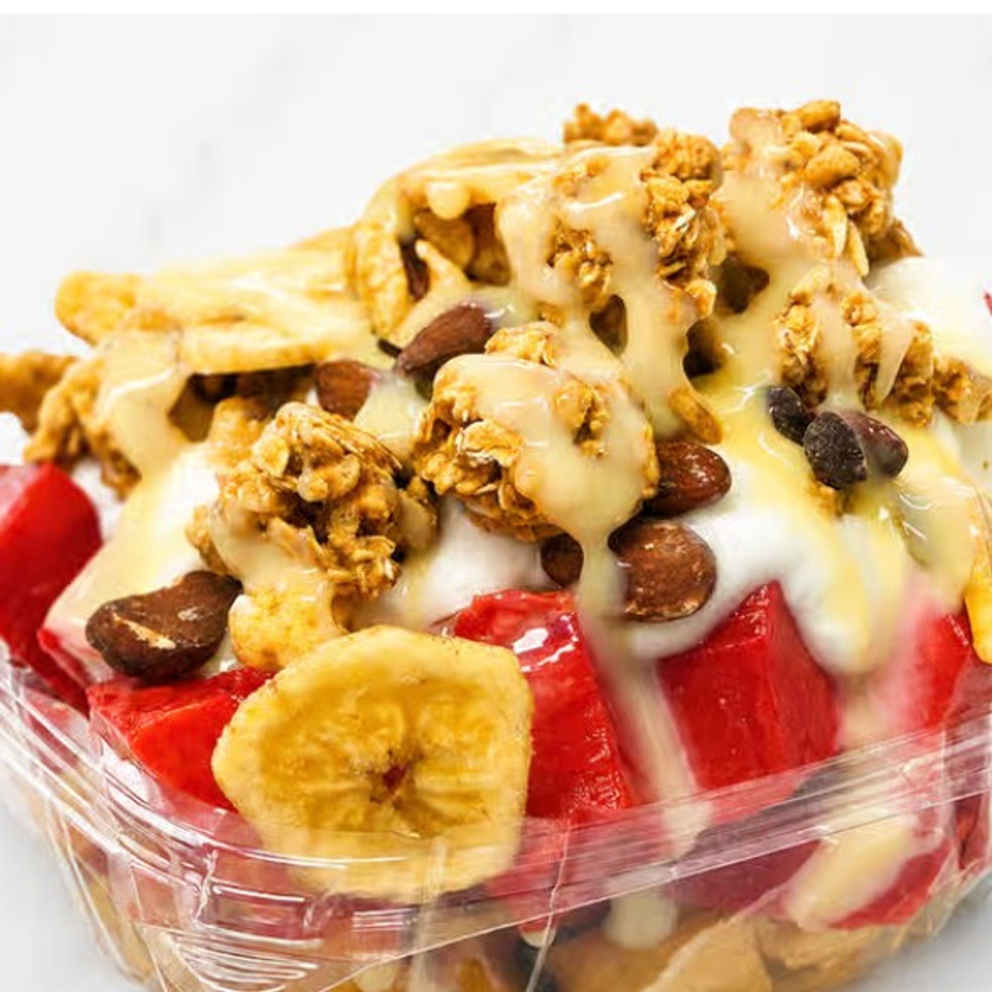 Canasta de Frutas Frescas con Yogur, Miel y Granola / Fresh Fruit Basket with Yogurt, Honey, and...