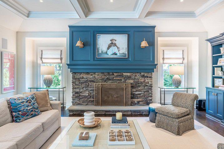 We always love a good Roman with edge tape. Kinda obsessed with this gorgeous family room...