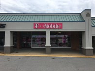 Exterior photo of T-Mobile Store at N New Ballas Rd & Olive Blvd, Creve Coeur, MO