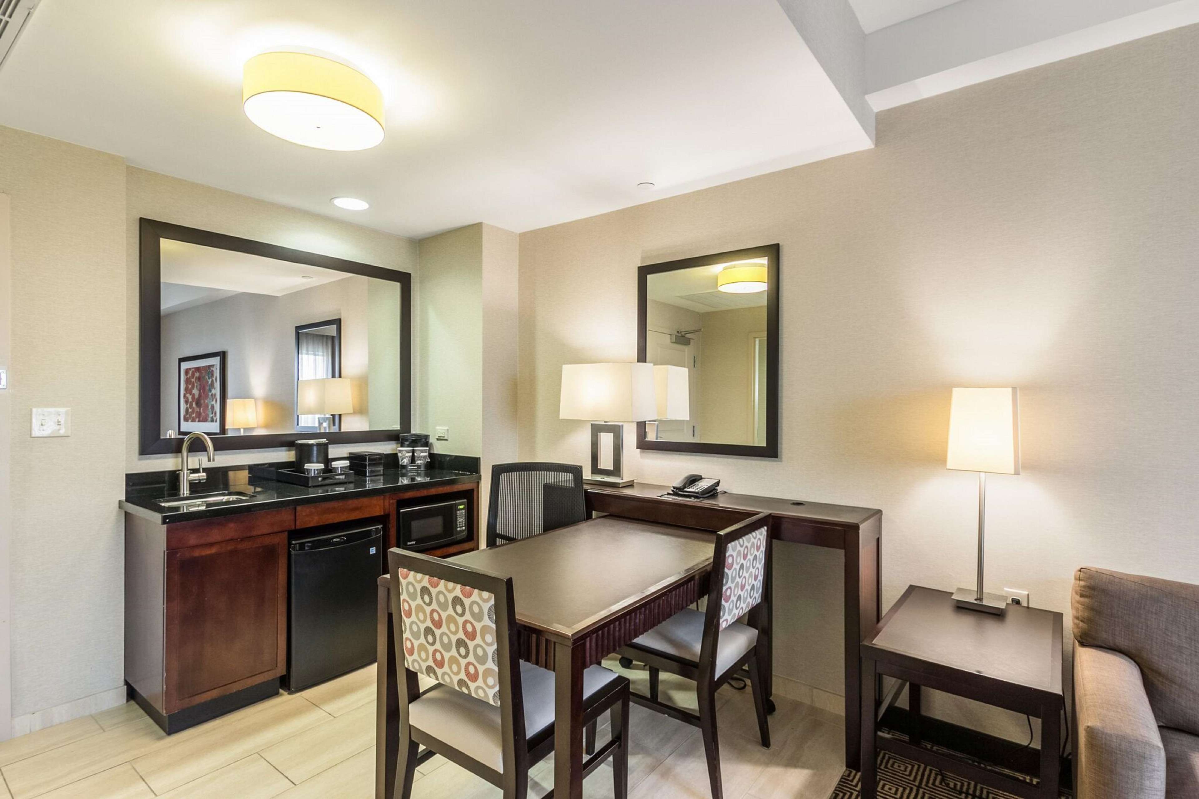 Embassy Suites by Hilton Newark Airport Photo