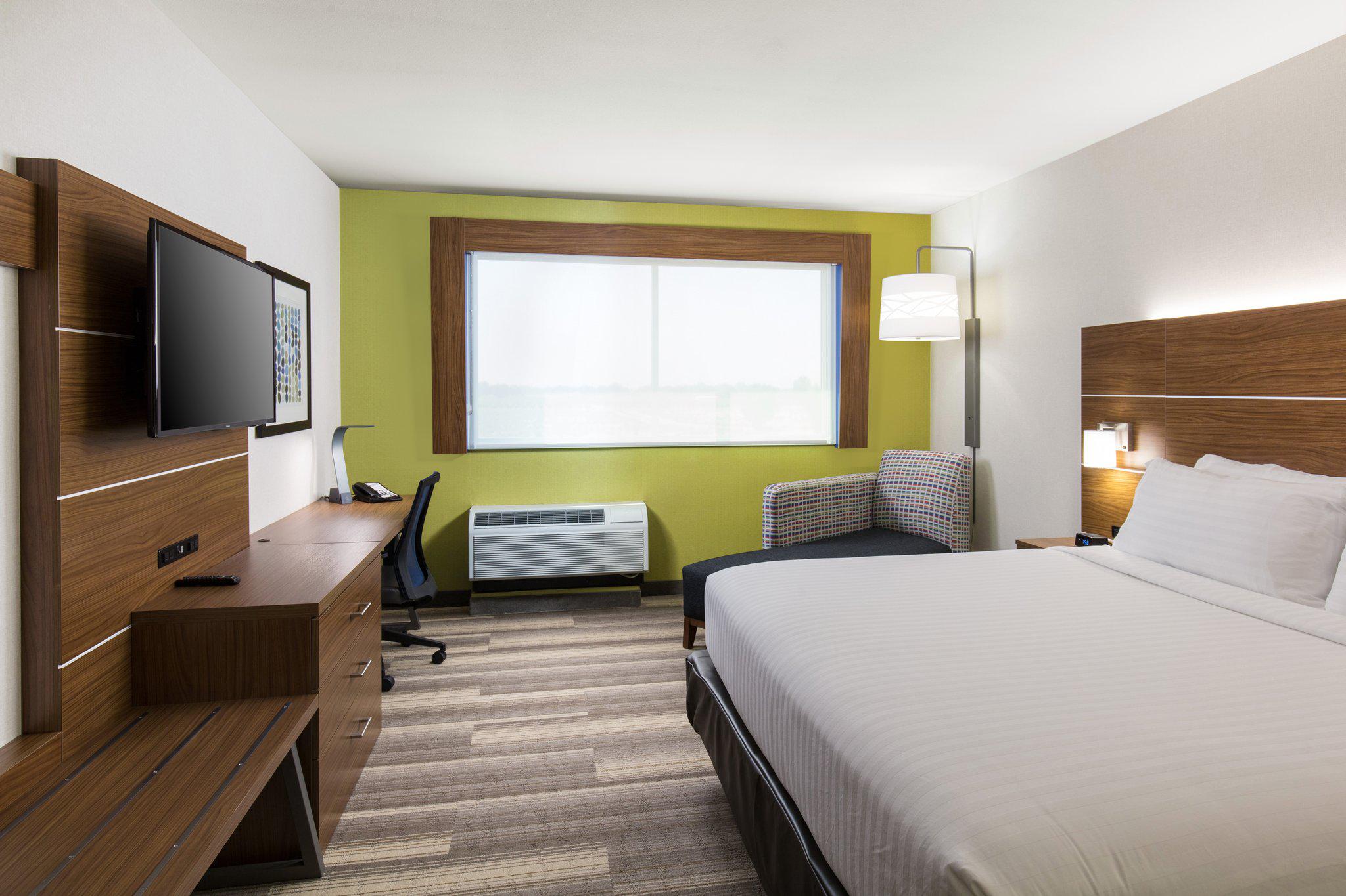 Holiday Inn Express Visalia Photo