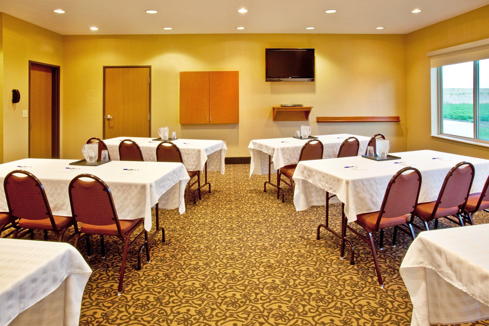 Holiday Inn Express & Suites Sheldon Photo