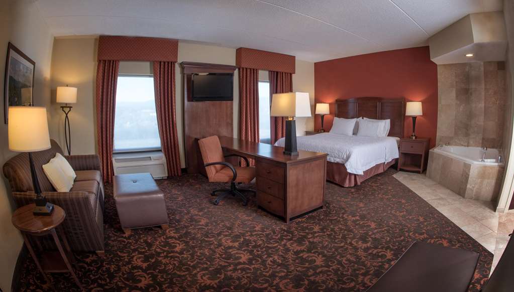 Hampton Inn & Suites Woodstock, VA Image