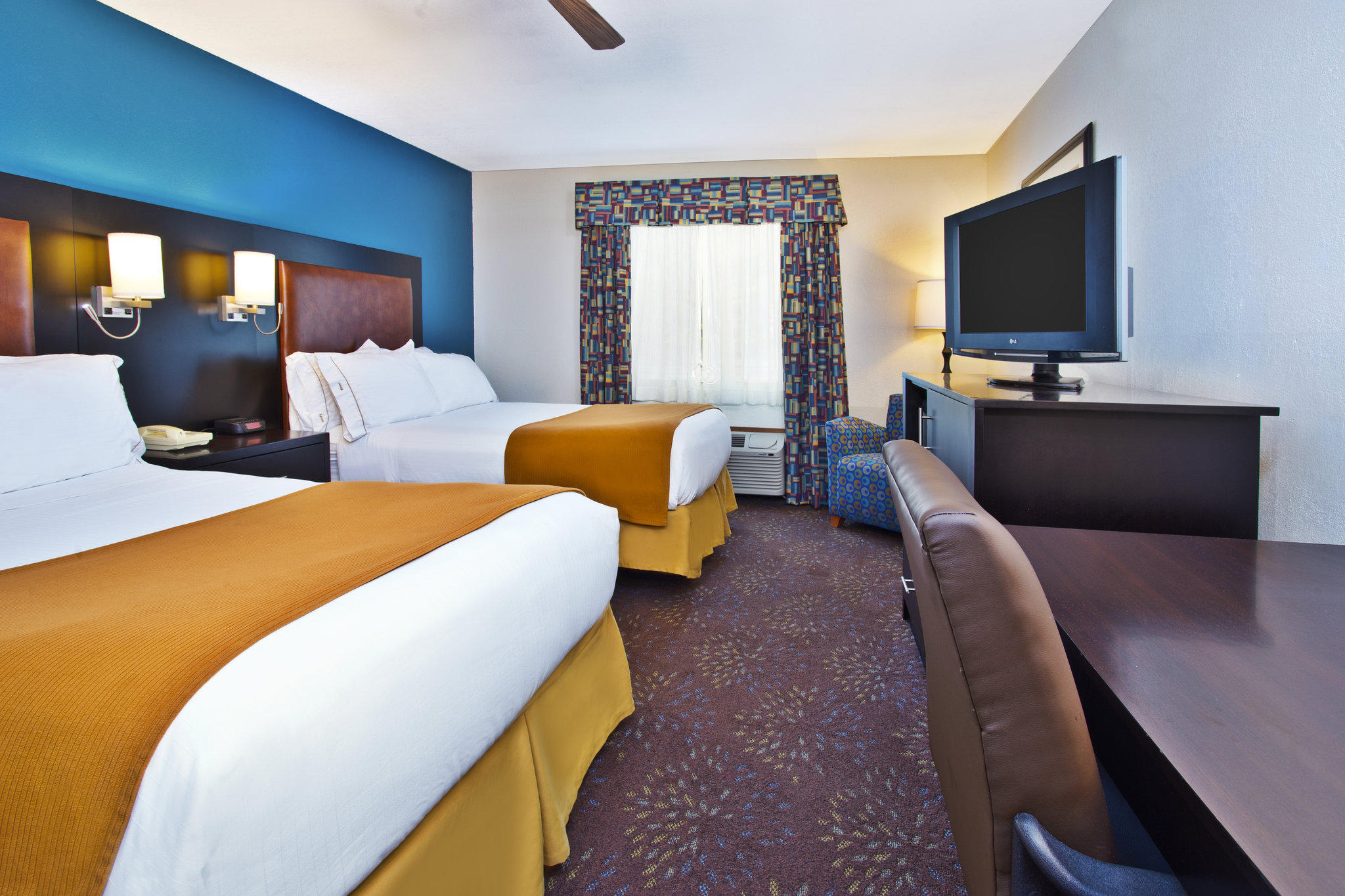 Holiday Inn Express Mackinaw City Photo