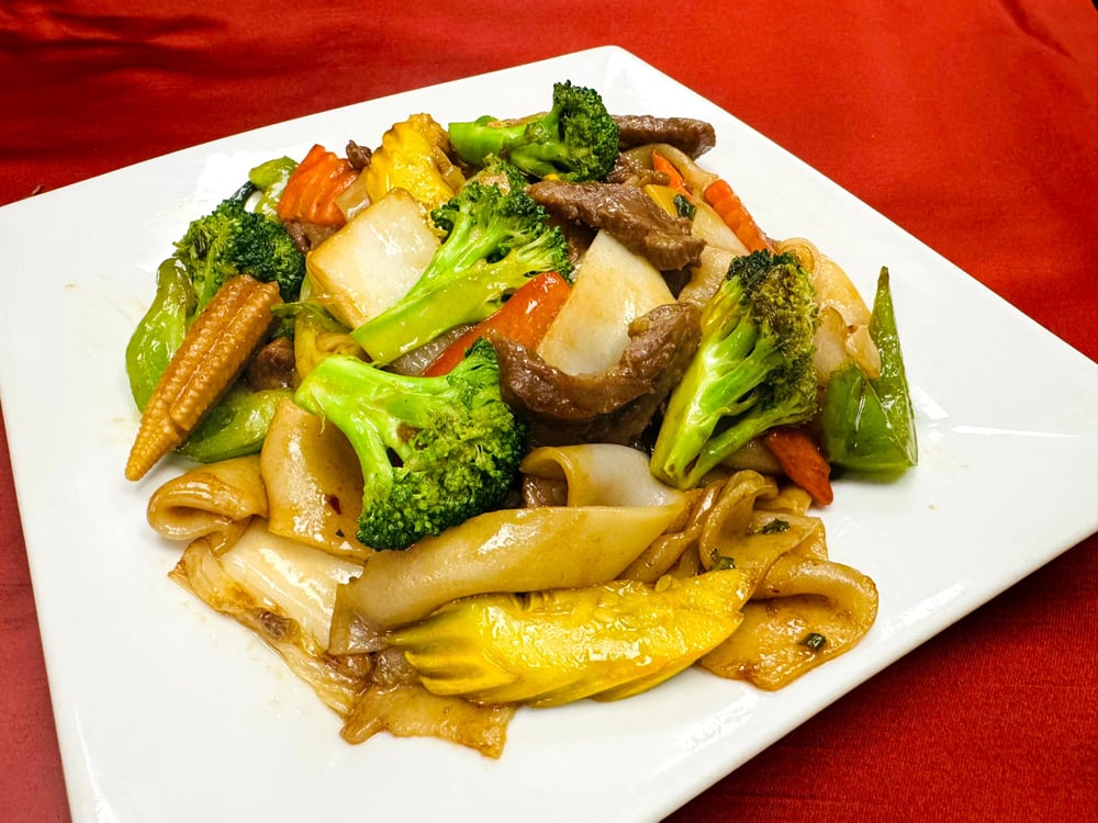S2G. Soft Thick Rice Noodles Stir-Fried with Chicken - Hu Tieu Xao Mem Ga