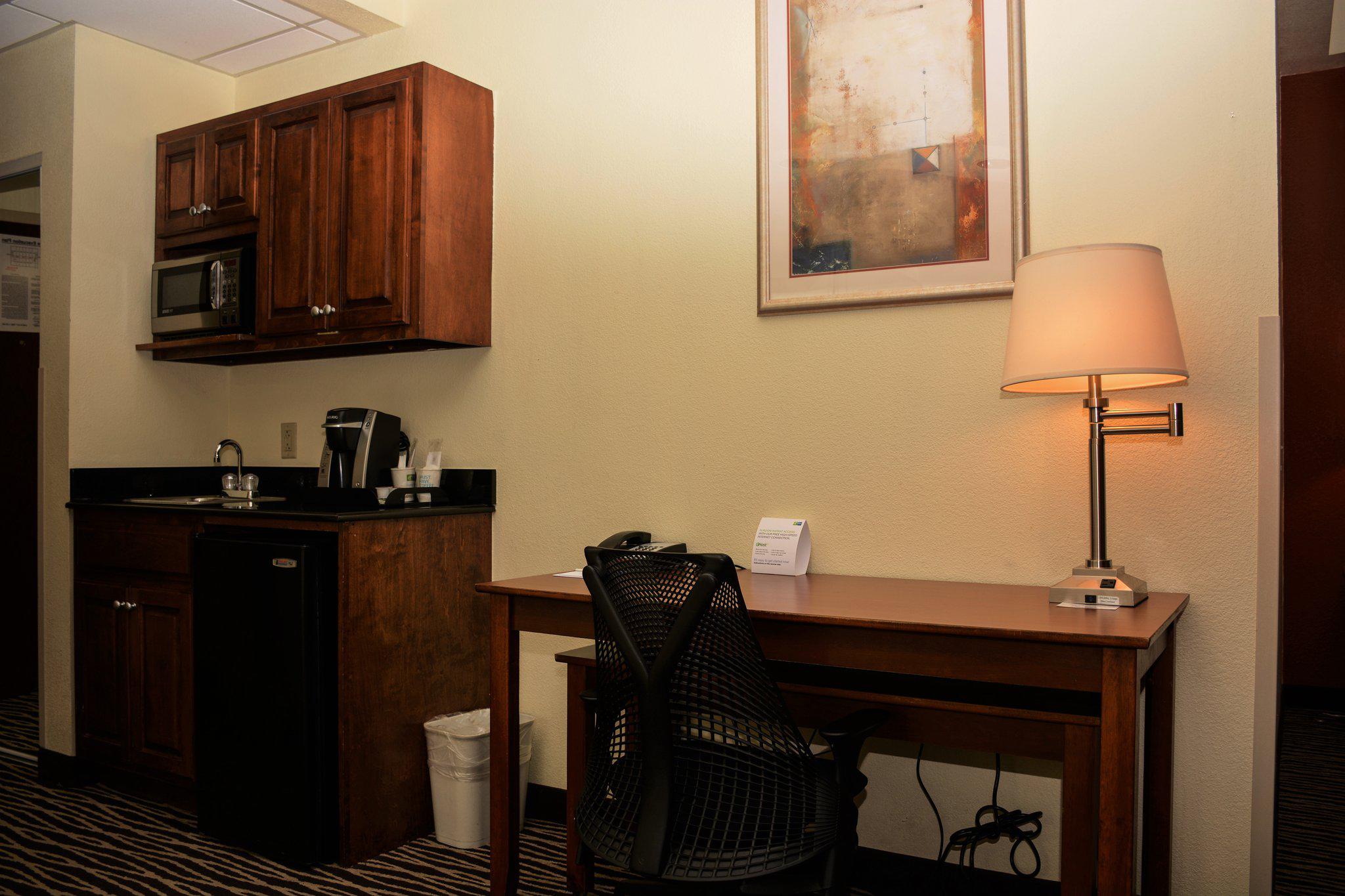 Holiday Inn Express & Suites Fayetteville-Ft. Bragg Photo