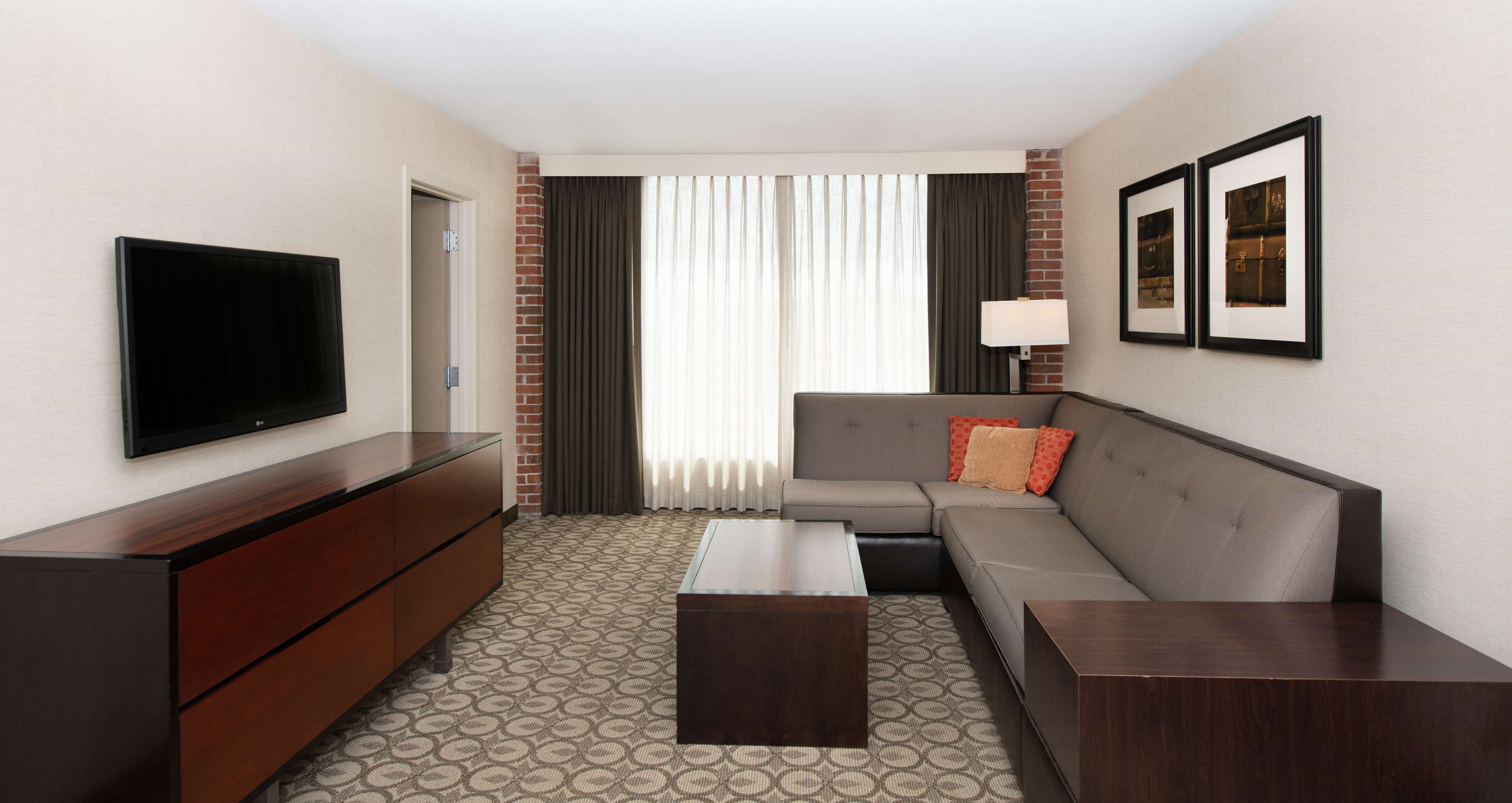 DoubleTree by Hilton Hotel & Suites Charleston Airport Photo