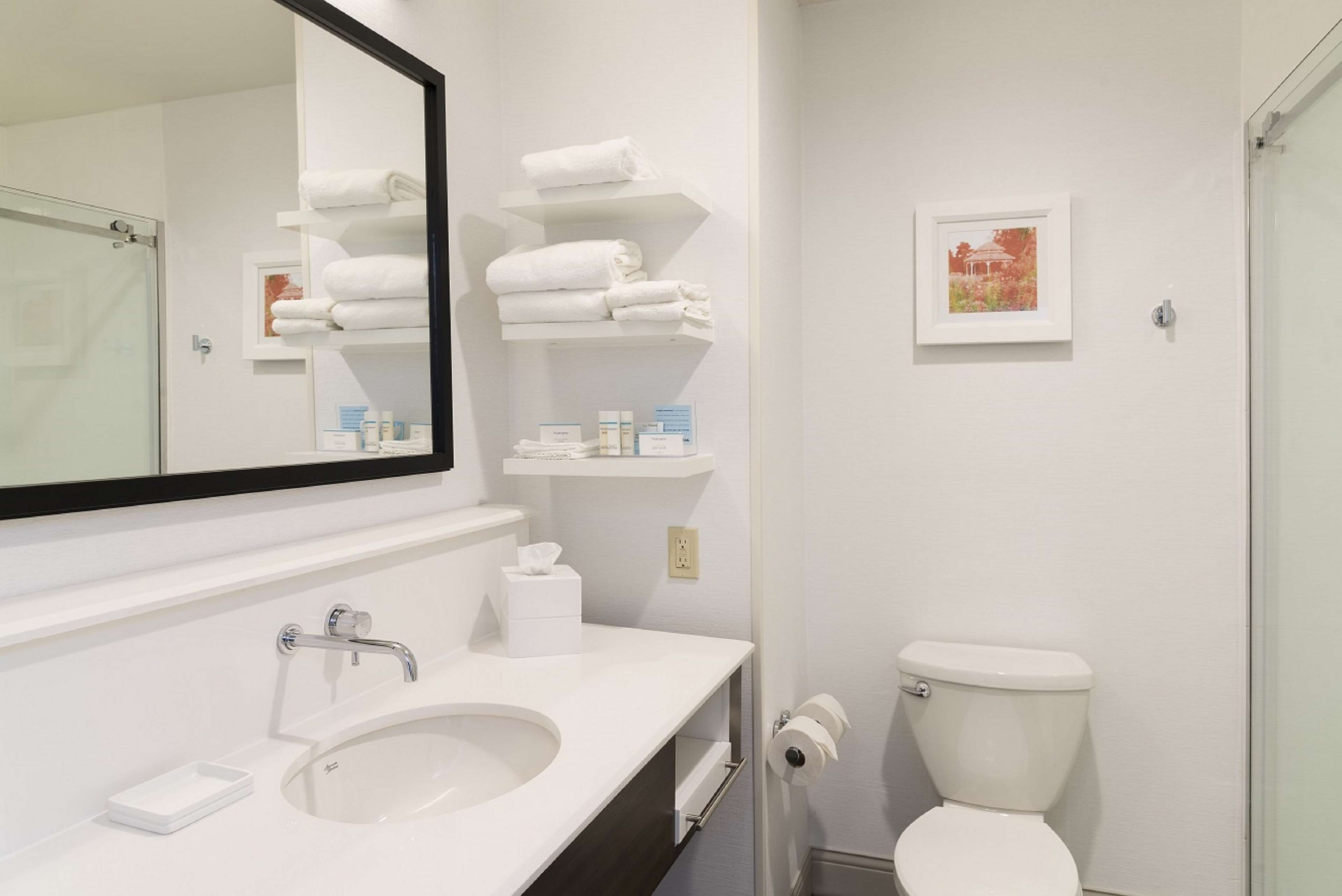 Guest room bath