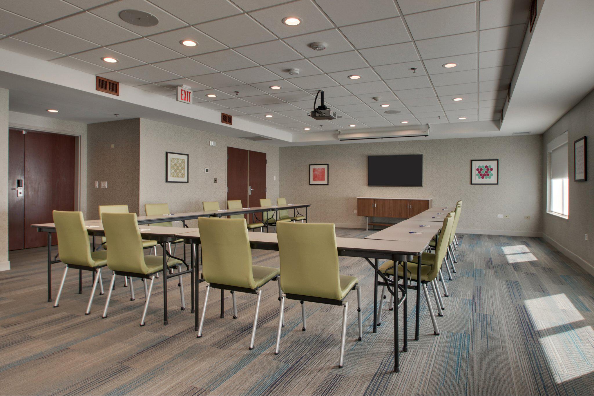 Holiday Inn Express & Suites Aurora - Naperville Photo