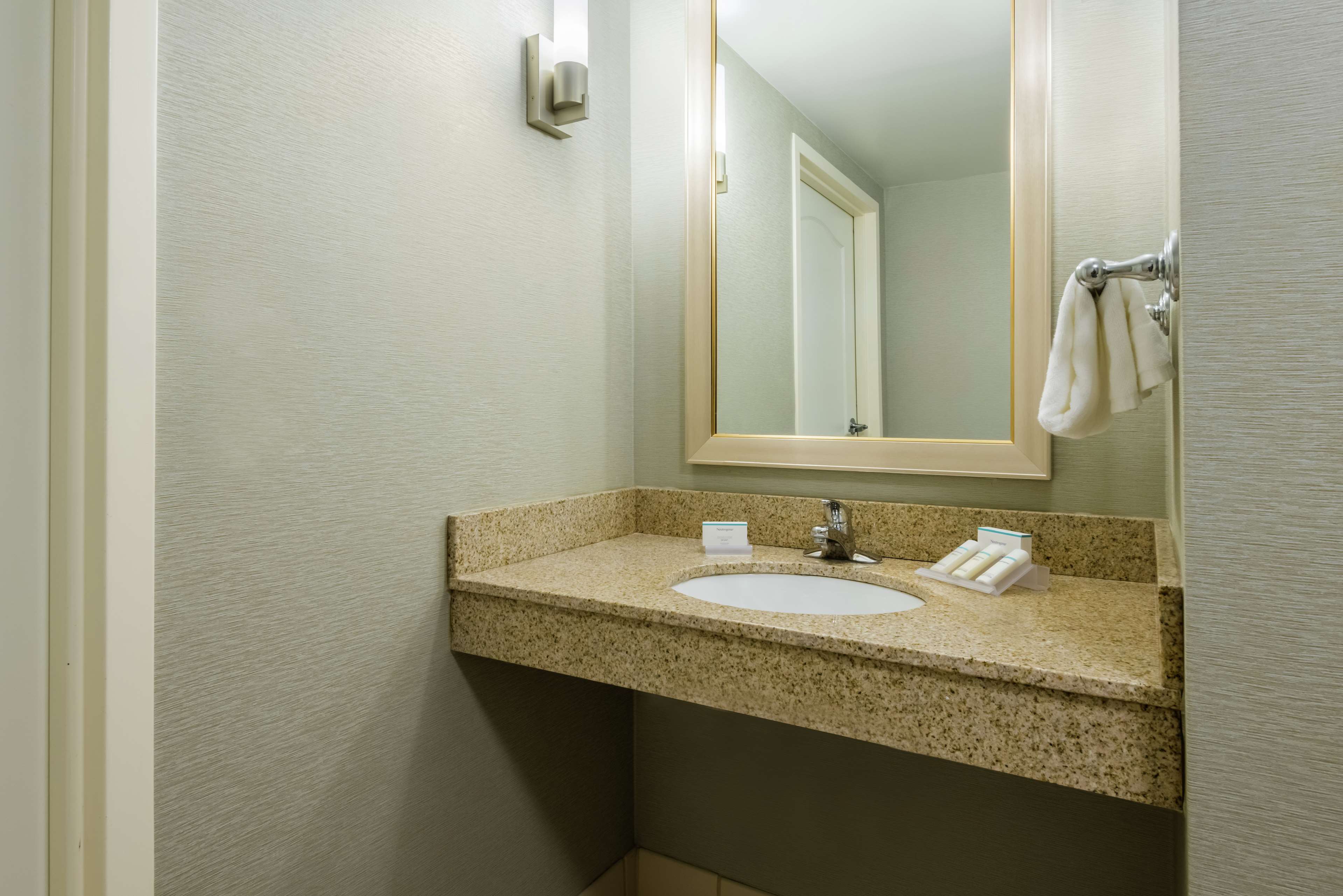 Guest room bath