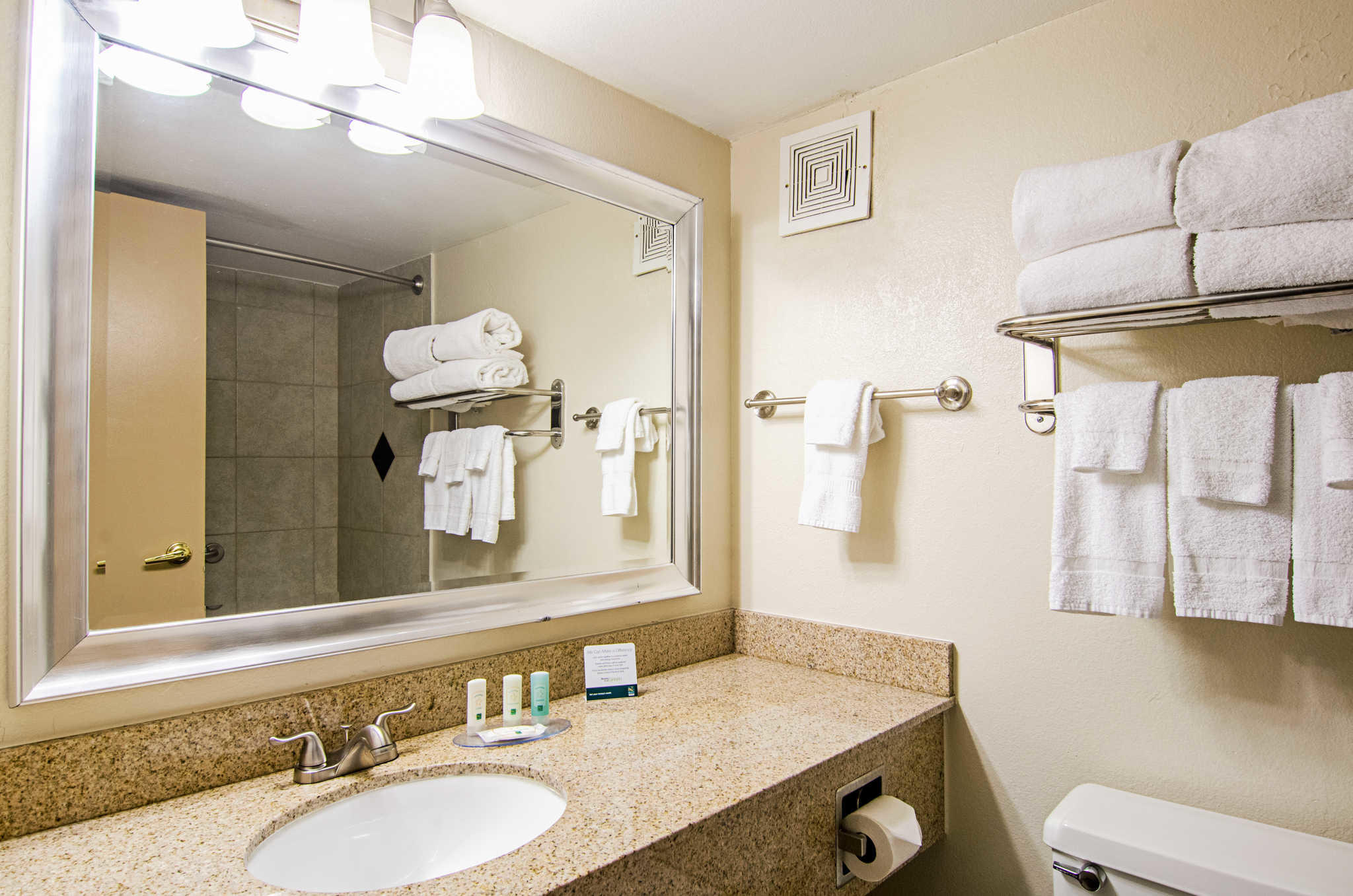 Quality Inn & Suites Denver Stapleton Photo