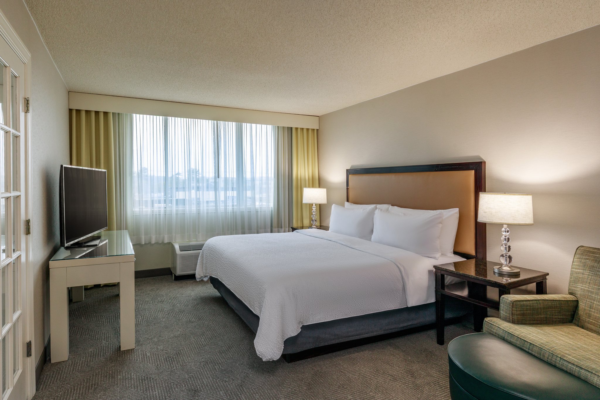 Holiday Inn & Suites Boston-Peabody by IHG Image