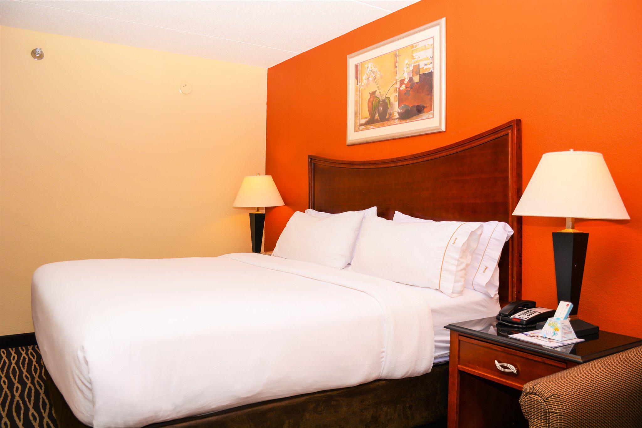 Holiday Inn Express & Suites Fayetteville-Ft. Bragg Photo