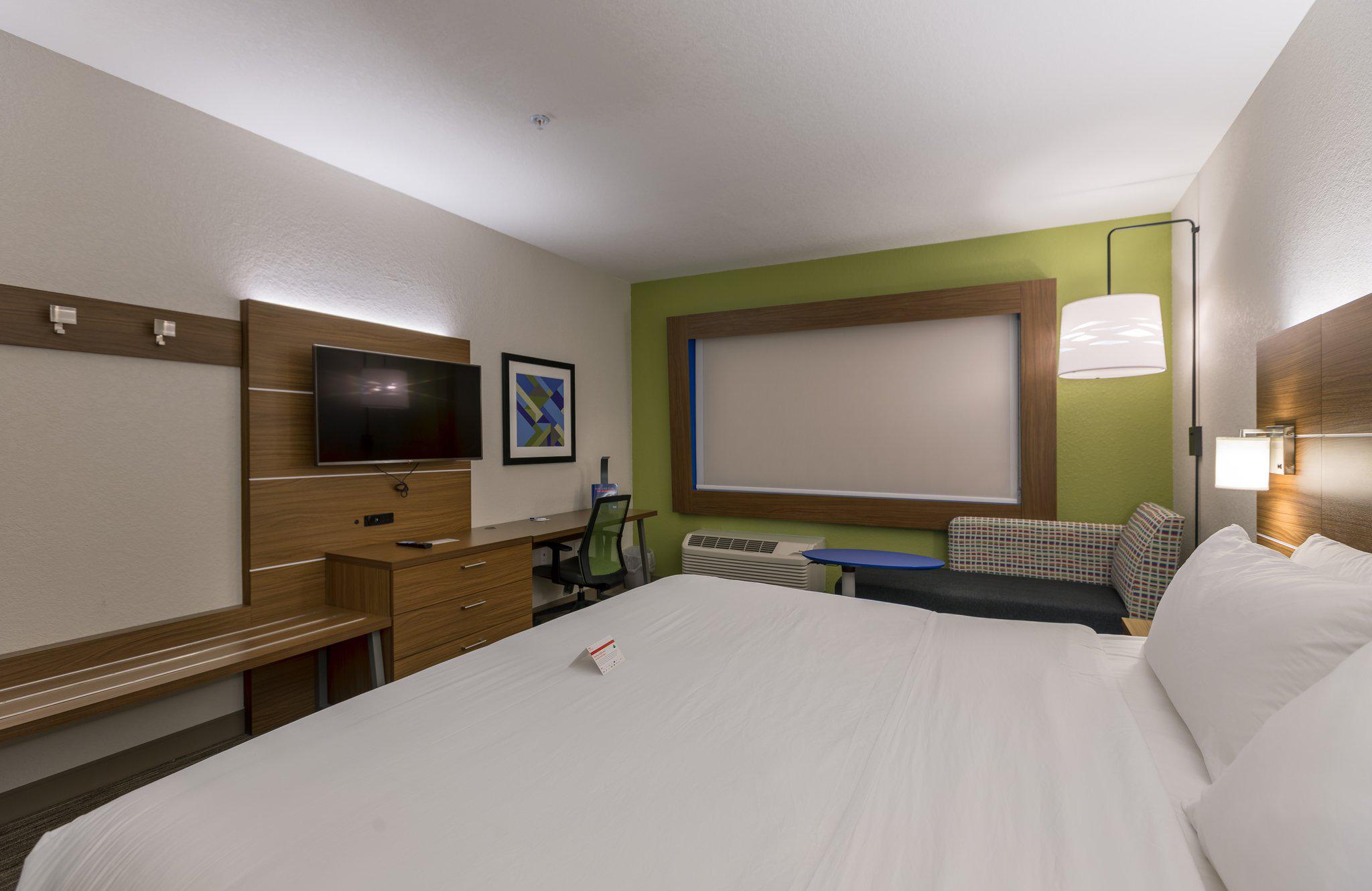 Holiday Inn Express & Suites San Marcos South Photo