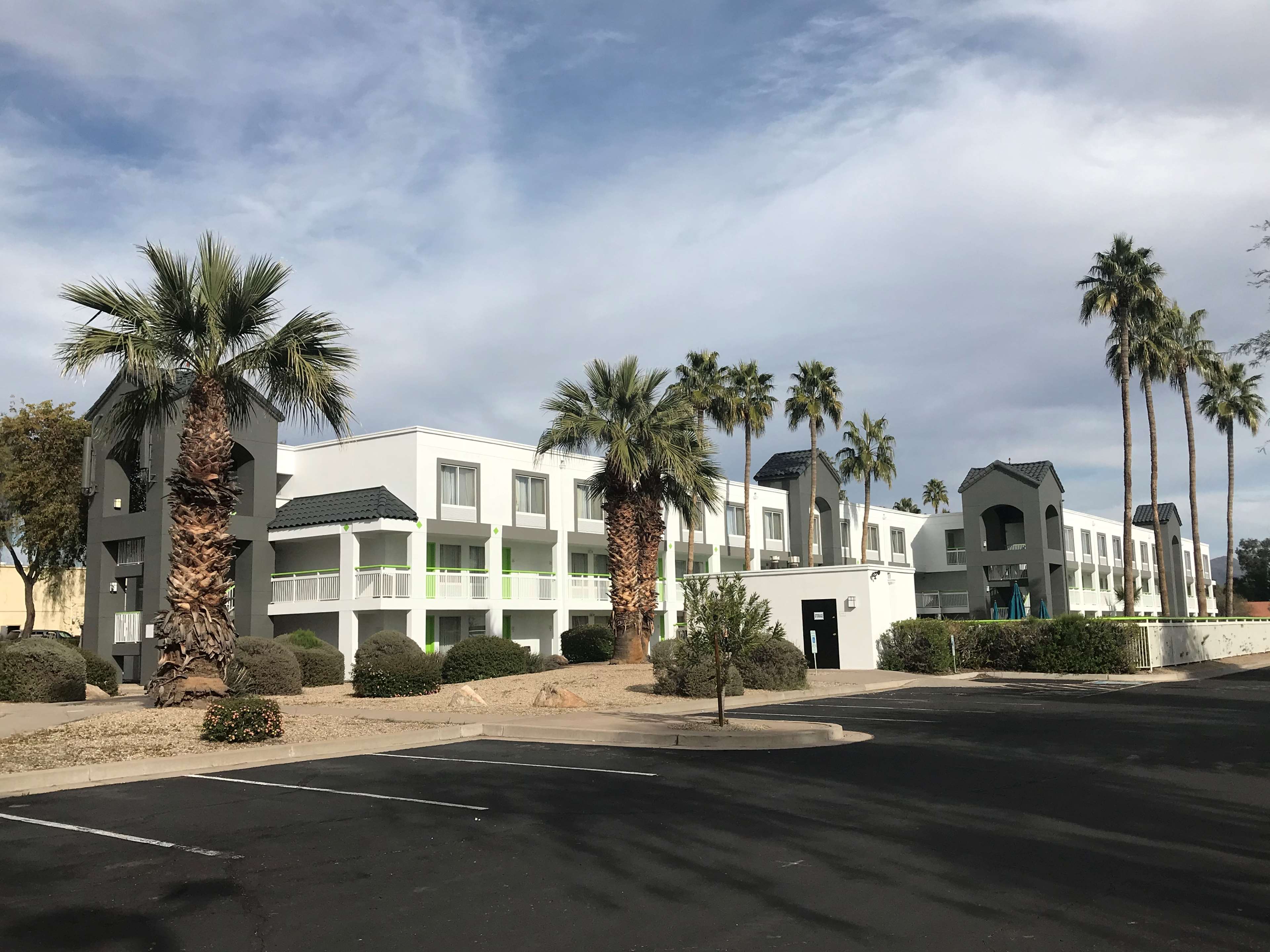 SureStay Plus Hotel by Best Western Scottsdale North Photo