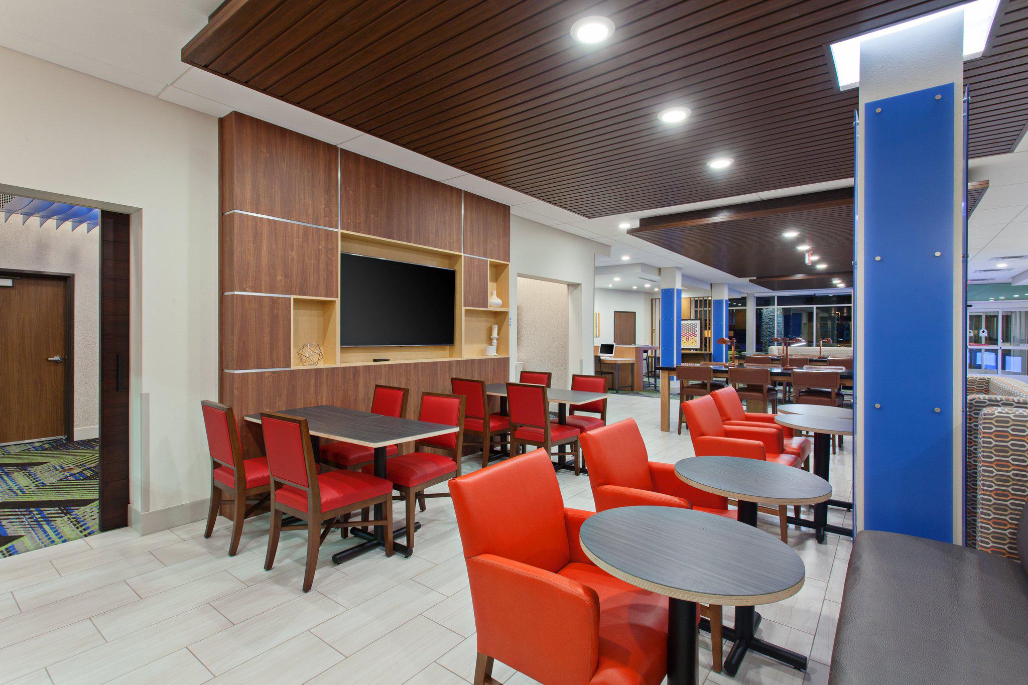 Holiday Inn Express & Suites Moses Lake Photo