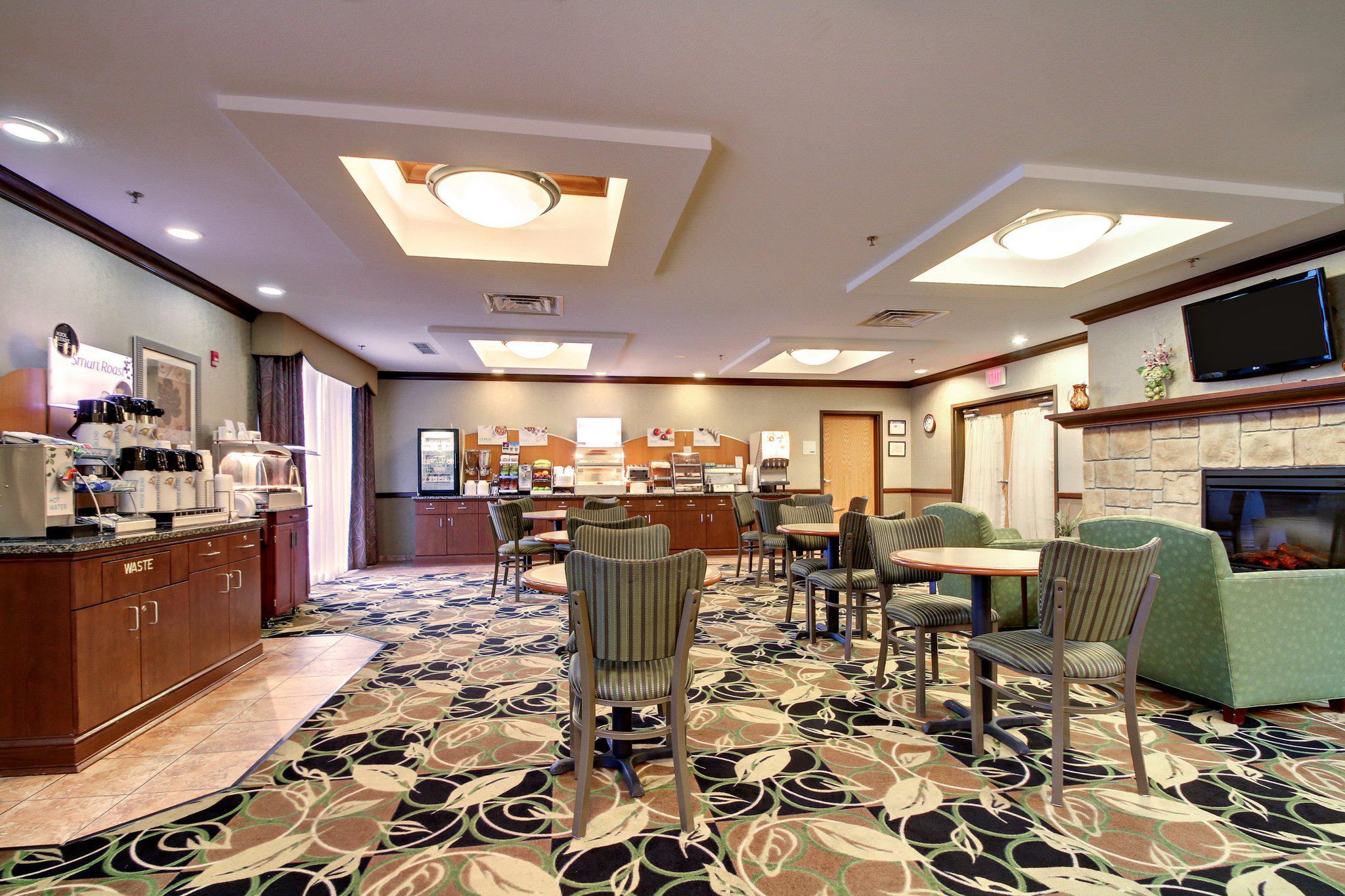 Holiday Inn Express & Suites Peru - Lasalle Area Photo