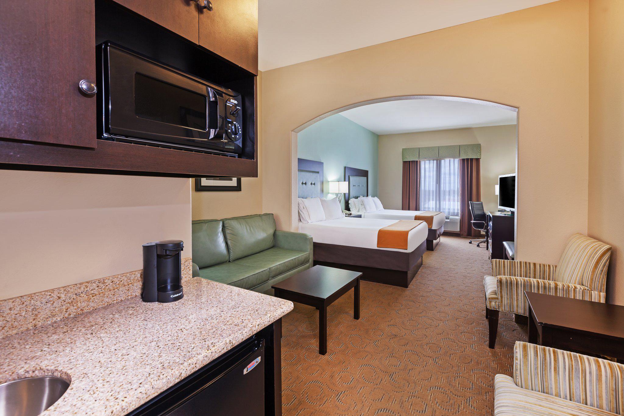 Holiday Inn Express & Suites Victoria Photo