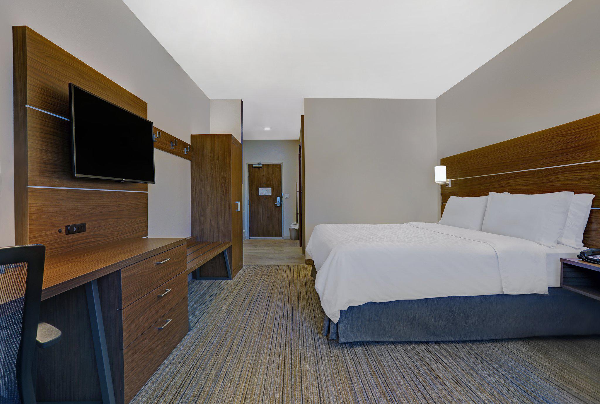 Holiday Inn Express & Suites Lenexa - Overland Park Area Photo