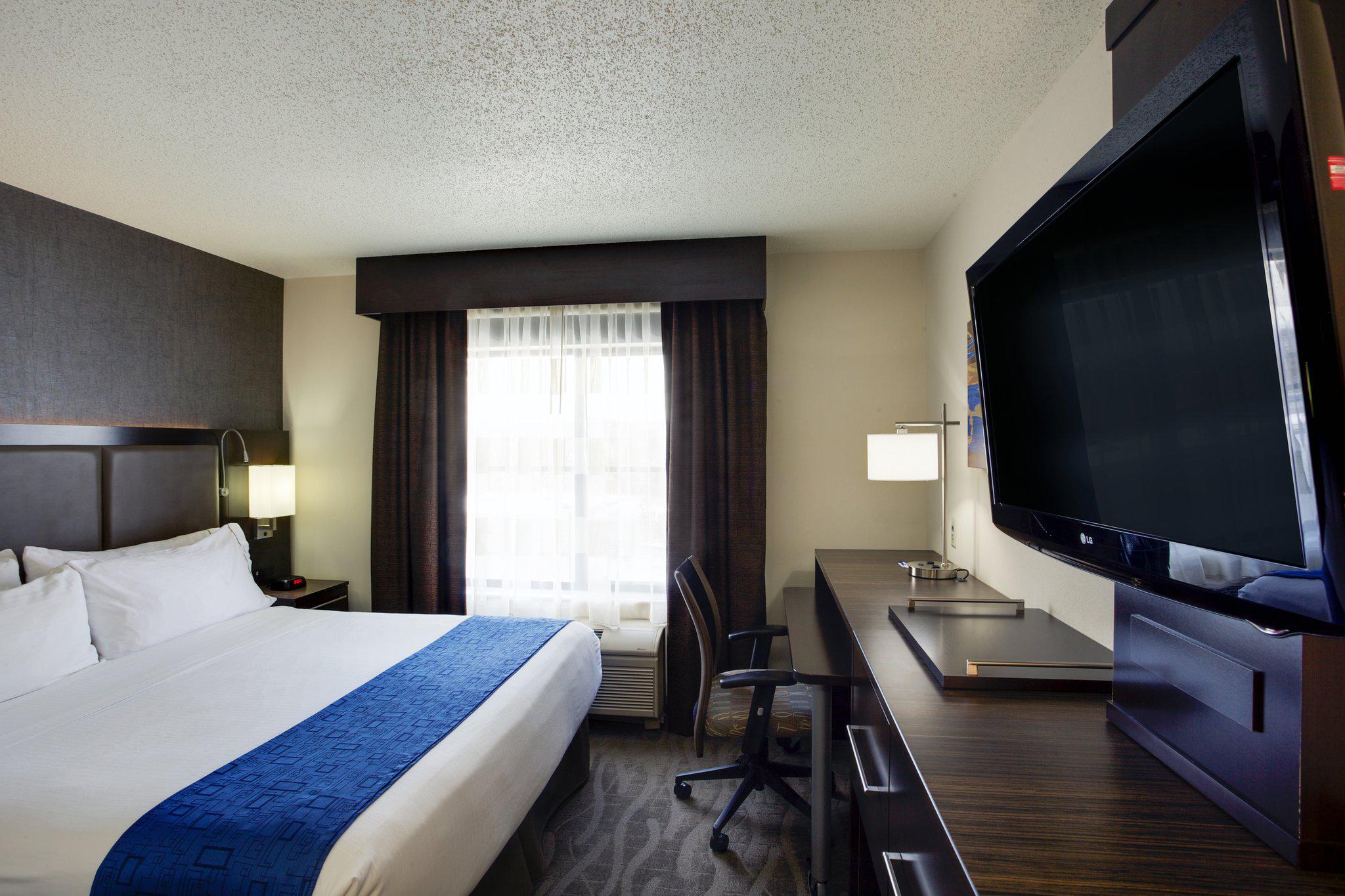 Holiday Inn Express & Suites Meadowlands Area Photo