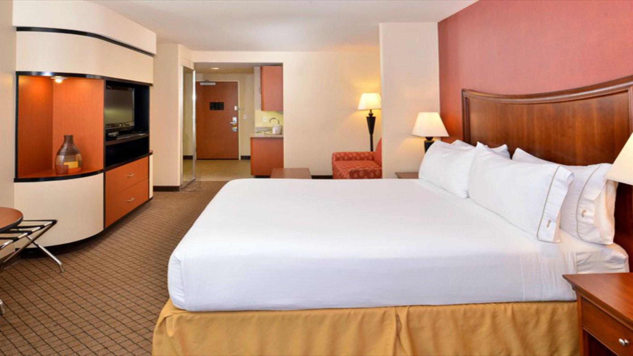 Holiday Inn Express & Suites Lincoln-Roseville Area Photo