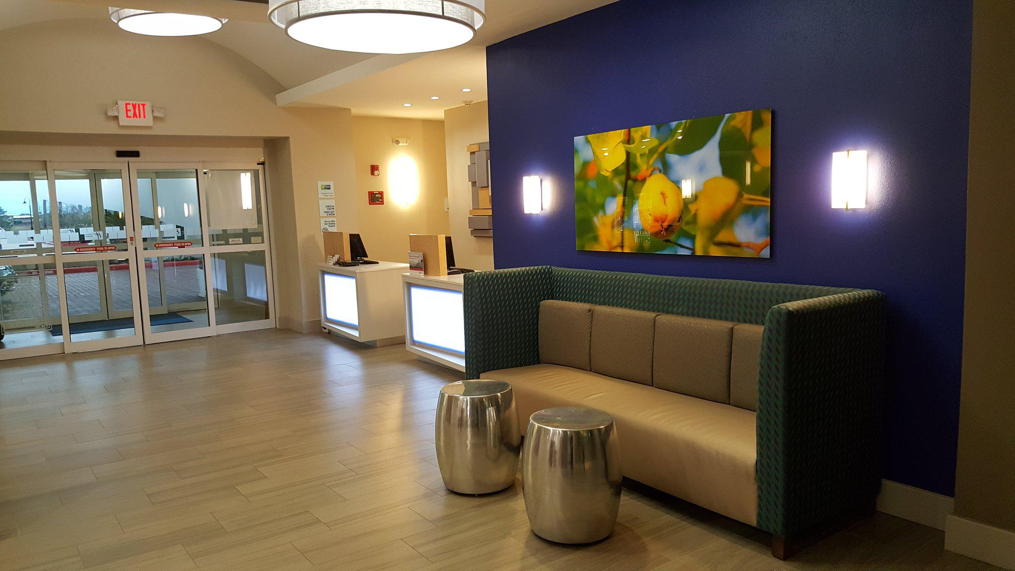 Holiday Inn Express & Suites Pearland Photo