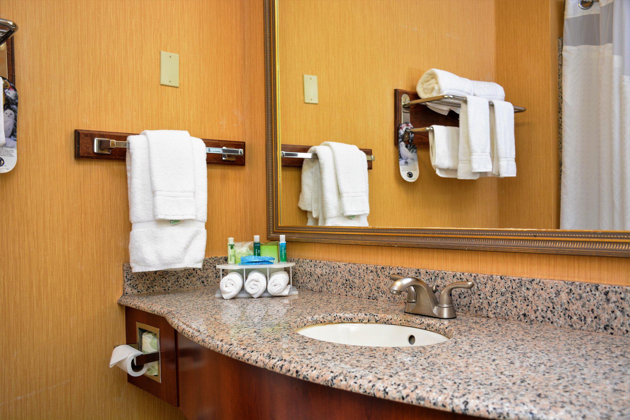 Holiday Inn Express & Suites Fayetteville-Ft. Bragg Photo