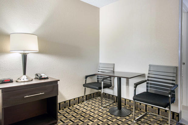 Images Clarion Inn & Suites